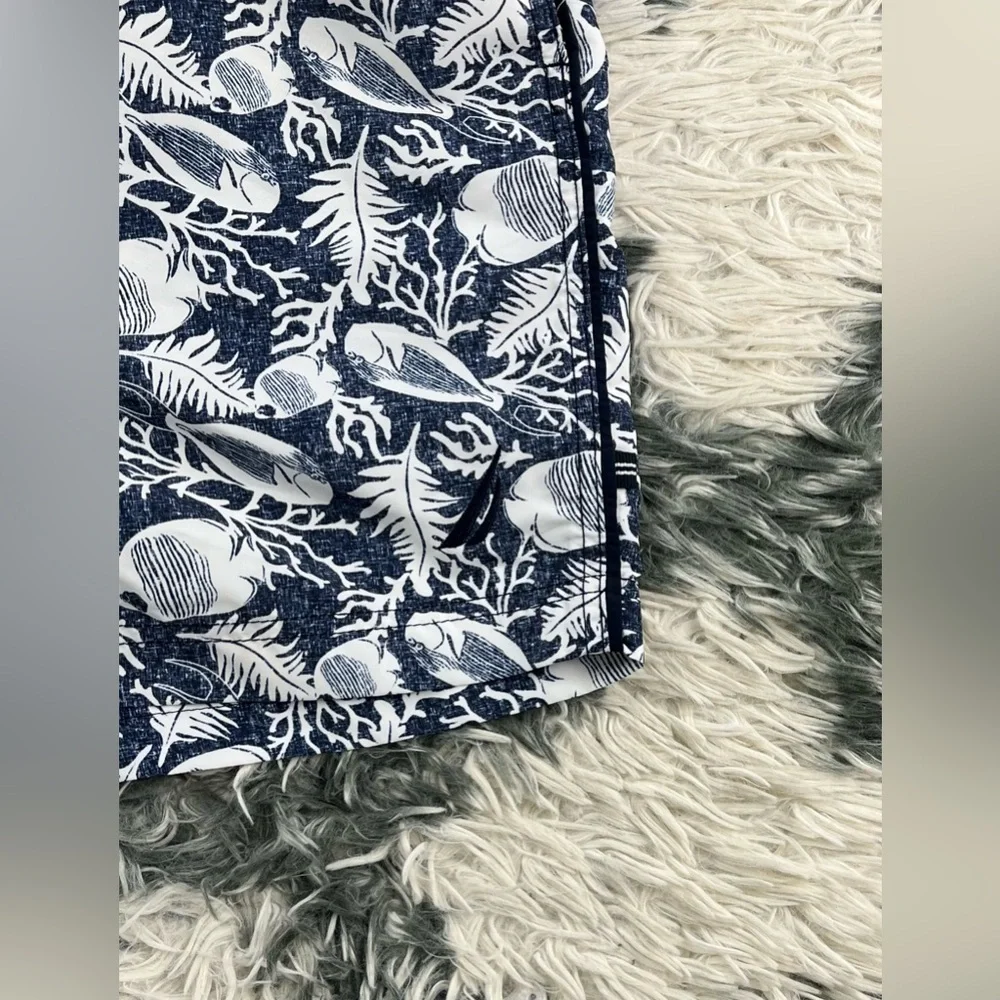 Nautica Men’s Sustainably Crafted 6” Seashell Print Swim Trunks Sz M Blue White